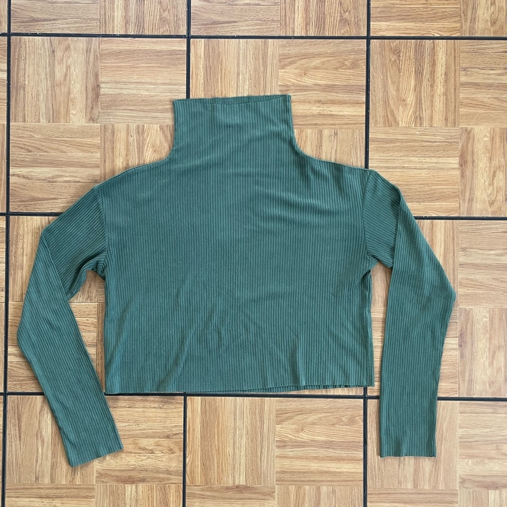 NATIVE YOUTH Cropped Turtleneck